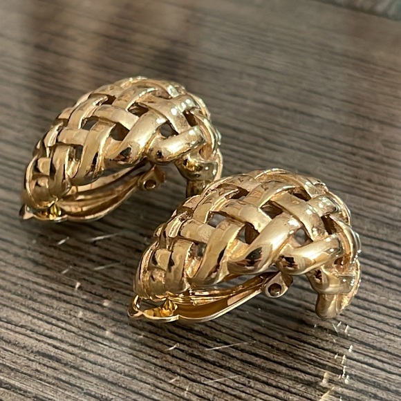 Large Vintage Givenchy Basket Weave Earrings Clip On Signed Gold-tone - Picture 5 of 17